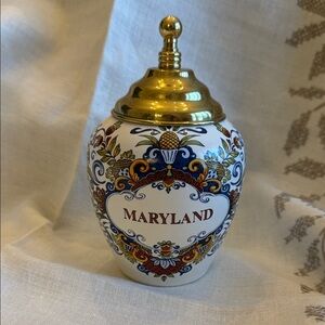 Maryland Tobacco or Apothecary Jar with Gold Lid
